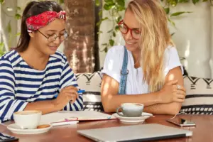 سلام و احوال پرسی در فرانسه | انواع خداحافظی در زبان فرانسه